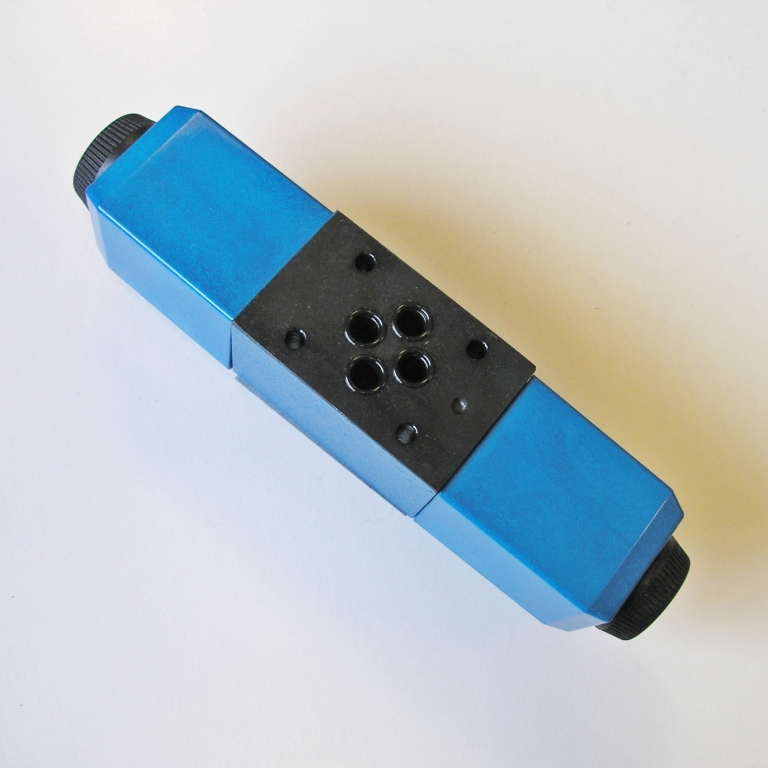 Приводной электромагнитный клапан с катушками JCB 3CX-4CX-526